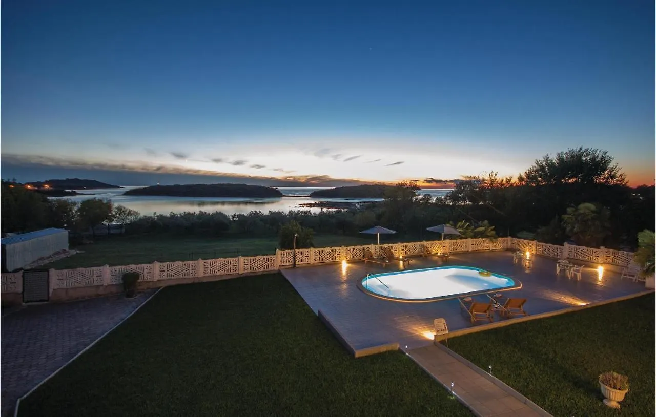 Stunning Apartment In Vrsar With House Sea View Kroatië